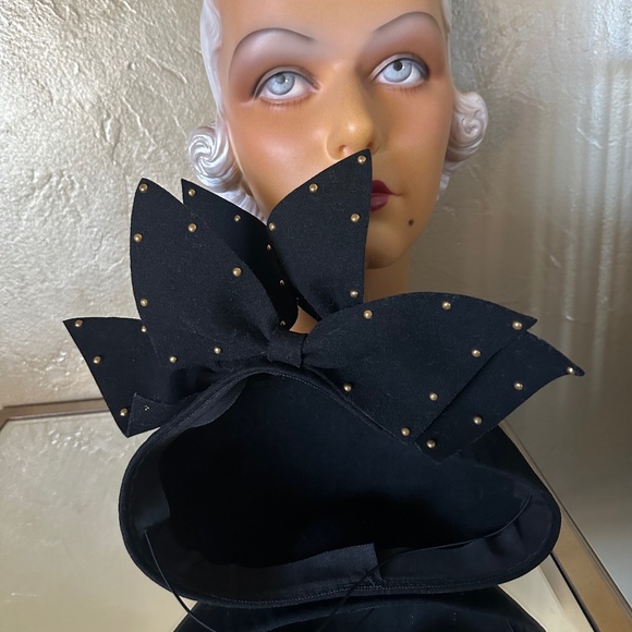 KNOCKOUT VINTAGE BLACK HAT WITH LARGE GOLD STUDDED FELT \